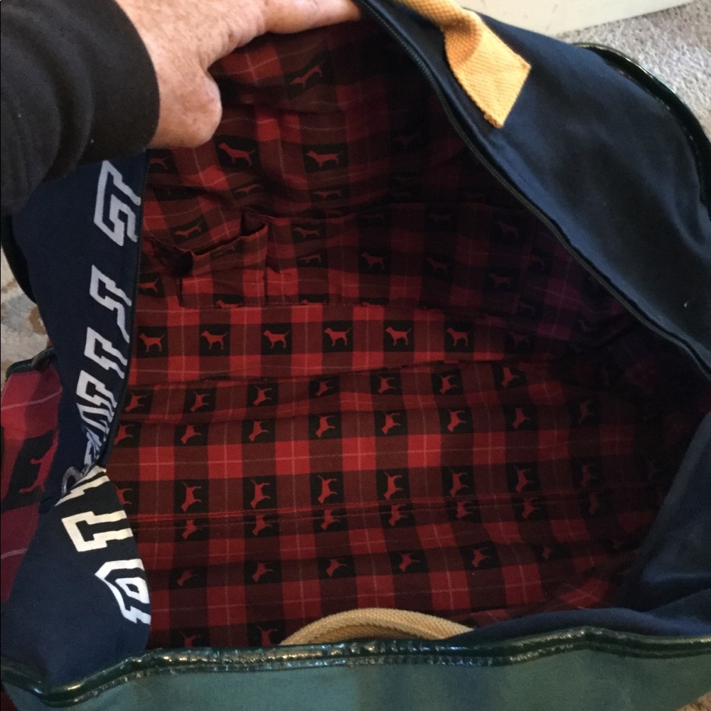 Sold PINK VICTORIA’S SECRET ROLLING DUFFLE LUGGAGE - Picture 6 of 8